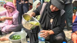 Pembuatan pupuk organik Biosaka di Galanggang Balaikota Padang Aie Pacah, Rabu (27/9/2023). (Diskominfo Padang)