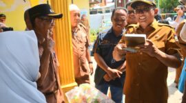 Wali Kota Padang Hendri Septa saat berkunjung ke Bank Sampah Bunda Kreatif di Komplek PU RT 03 RW 04, Cendana Mata Air, Senin (25/9/2023). (Prokopim Padang)