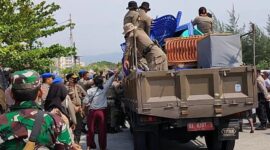 Tim gabungan mengamankan meja, kursi dan payung ceper milik PKL saat penertiban di kawasan Jalan Samudera, Sabtu (16/9/2023). (Satpol PP Padang)