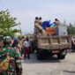 Tim gabungan mengamankan meja, kursi dan payung ceper milik PKL saat penertiban di kawasan Jalan Samudera, Sabtu (16/9/2023). (Satpol PP Padang)