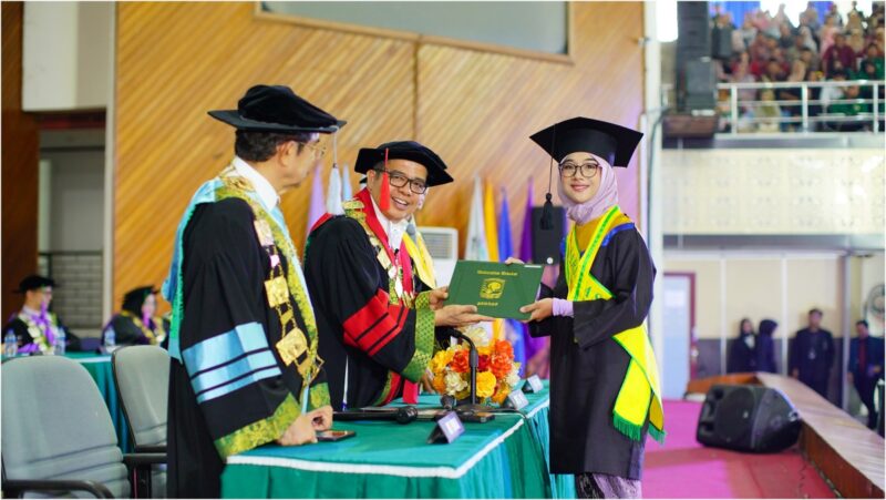 Prosesi wisuda V Universitas Andalas yang digelar di Gedung Auditorium Kampus Limau Manis, Sabtu (30/9/2023). (Humas Unand)