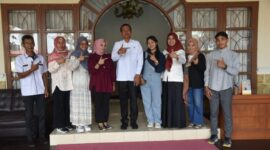 Wali Kota Pariaman Genius Umar melepas lima orang warga Pariaman yang akan mengikuti pelatihan di Medan, Rabu (4/10/2023). (Diskominfo Pariaman)