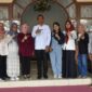 Wali Kota Pariaman Genius Umar melepas lima orang warga Pariaman yang akan mengikuti pelatihan di Medan, Rabu (4/10/2023). (Diskominfo Pariaman)