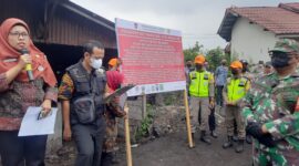 Tim Penegakan Hukum Lingkungan Hidup Kota Padang memasang papan informasi penghentian usaha stockpile batubara di Kecamatan Lubeg, Kamis (12/10/2023). 