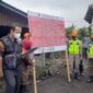 Tim Penegakan Hukum Lingkungan Hidup Kota Padang memasang papan informasi penghentian usaha stockpile batubara di Kecamatan Lubeg, Kamis (12/10/2023). 