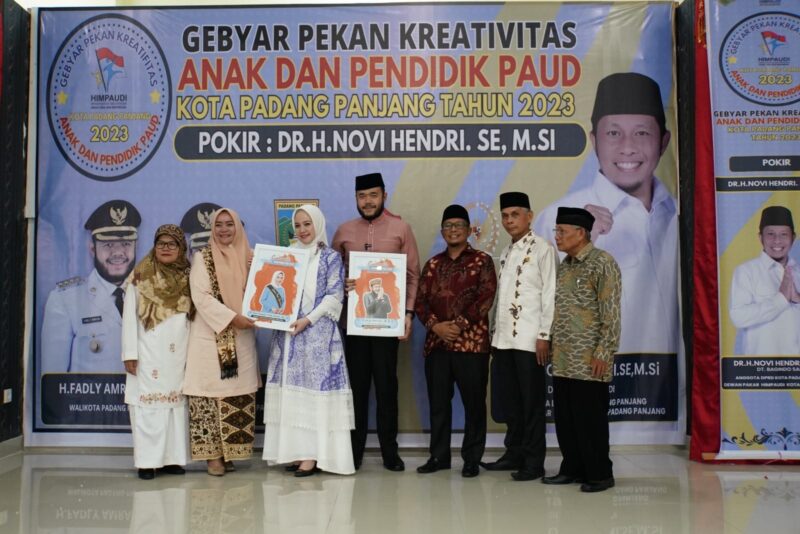 Wako Fadly Amran didampingi Bunda Paud dr. Dian Puspita Fadly Amran, Sp.JP FIHA saat penutupan Gebyar Pekan Kreativitas Anak dan Pendidik PAUD 2023, Jumat (6/10/2023). (Kominfo Padang Panjang)