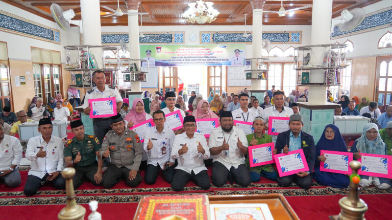 Wali Kota Padang Hendri Septa menyerahkan dana operasional RT/RW, guru TPQ/TQA dan MDT, imam masjid, kader PAUD, serta kader Posyandu triwulan III/2023 se-Kecamatan Nanggalo, Rabu (4/10/2023). (Prokopim Padang)