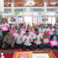 Wali Kota Padang Hendri Septa menyerahkan dana operasional RT/RW, guru TPQ/TQA dan MDT, imam masjid, kader PAUD, serta kader Posyandu triwulan III/2023 se-Kecamatan Nanggalo, Rabu (4/10/2023). (Prokopim Padang)