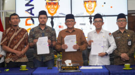 Wako Padang Hendri Septa, Ketua KPU Riki Eka Putra dan Ketua Bawaslu Eris Nanda usai penandatanganan NPHD, Senin (16/10/2023). (Prokopim Padang)