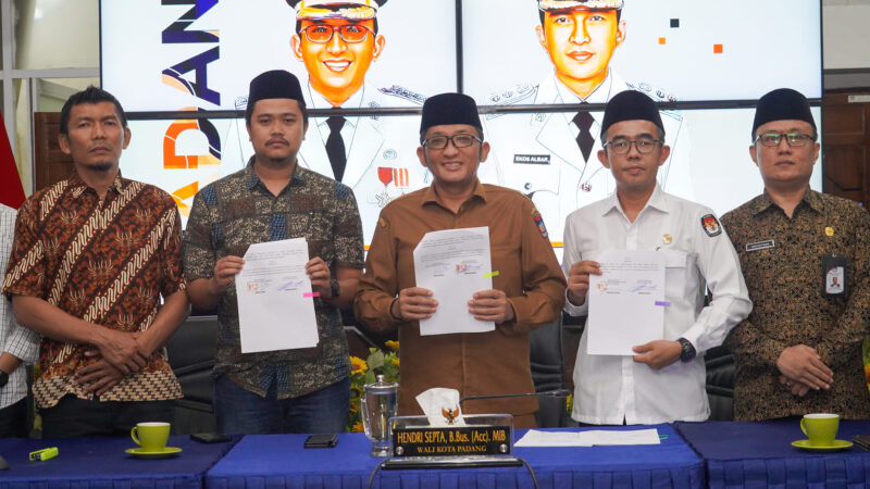 Wako Padang Hendri Septa, Ketua KPU Riki Eka Putra dan Ketua Bawaslu Eris Nanda usai penandatanganan NPHD, Senin (16/10/2023). (Prokopim Padang)