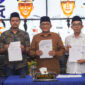 Wako Padang Hendri Septa, Ketua KPU Riki Eka Putra dan Ketua Bawaslu Eris Nanda usai penandatanganan NPHD, Senin (16/10/2023). (Prokopim Padang)
