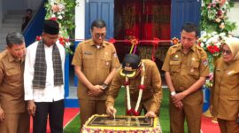 Wali Kota Padang Hendri Septa menandatangi prasasti peresmian RKB di SMPN 28 Padang, Senin (30/10/2023). (Diskominfo Padang)