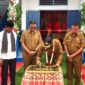 Wali Kota Padang Hendri Septa menandatangi prasasti peresmian RKB di SMPN 28 Padang, Senin (30/10/2023). (Diskominfo Padang)