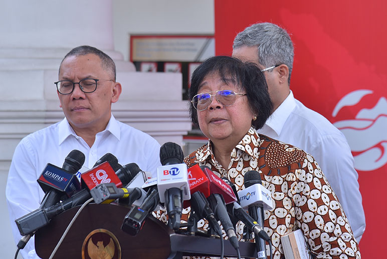 Menteri LHK Siti Nurbaya menyampaikan keterangan pers di Jakarta, Selasa (3/10/2023). (Humas Setkab/Dandy)