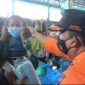 Sekretaris BPBD Kota Padang, Robert Chandra Eka Putra membagikan masker di Pasar Alai, Kamis (5/10/2023). (BPBD Padang)