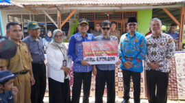Wali Kota Padang Hendri Septa menyerahkan bantuan UEP kepada disabilitas di Kecamatan Koto Tangah, Senin (2/10/2023). (Prokopim Padang)