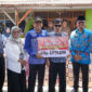 Wali Kota Padang Hendri Septa menyerahkan bantuan UEP kepada disabilitas di Kecamatan Koto Tangah, Senin (2/10/2023). (Prokopim Padang)