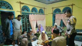 Penemuan bayi laki-laki di depan Masjid At-Taufik, Sijunjung. (Polres Sijunjung)