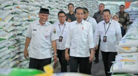 Presiden RI Joko Widodo (Jokowi) didampingi Gubernur Sumbar Mahyeldi meninjau stok beras di Gudang Bulog Sumbar, Kota Padang, Rabu (25/10/2023). (adpsb)
