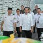 Presiden RI Joko Widodo (Jokowi) didampingi Gubernur Sumbar Mahyeldi meninjau stok beras di Gudang Bulog Sumbar, Kota Padang, Rabu (25/10/2023). (adpsb)