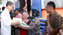 Presiden Jokowi menyerahkan bantuan pangan cadangan beras pemerintah (CBP) kepada keluarga penerima manfaat (KPM) di Gudang Bulog Baru Rawang Timur, Kota Padang, Propinsi Sumbar, Rabu (25/10/2023). (BPMI Setpres/Rusman)