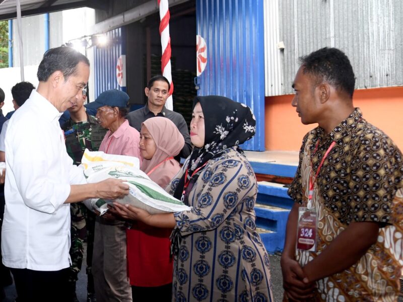 Presiden Jokowi menyerahkan bantuan pangan cadangan beras pemerintah (CBP) kepada keluarga penerima manfaat (KPM) di Gudang Bulog Baru Rawang Timur, Kota Padang, Propinsi Sumbar, Rabu (25/10/2023). (BPMI Setpres/Rusman)