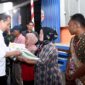 Presiden Jokowi menyerahkan bantuan pangan cadangan beras pemerintah (CBP) kepada keluarga penerima manfaat (KPM) di Gudang Bulog Baru Rawang Timur, Kota Padang, Propinsi Sumbar, Rabu (25/10/2023). (BPMI Setpres/Rusman)