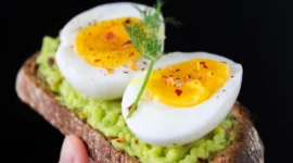 Ilustrasi 5 manfaat sarapan telur rebus yang tinggi protein. (Pexels/Nicola Barts)