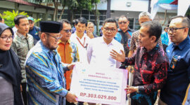 Penyerahan bantuan sosial dari Kementerian Sosial RI oleh Komisi VIII DPR RI, Kamis (5/10/2023). (Dok. Dinsos Padang)