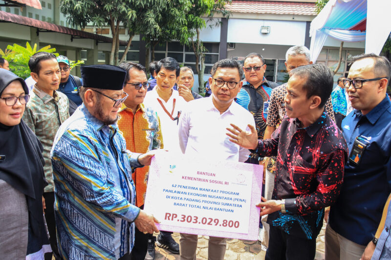 Penyerahan bantuan sosial dari Kementerian Sosial RI oleh Komisi VIII DPR RI, Kamis (5/10/2023). (Dok. Dinsos Padang)