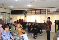 Kepala Dinas Sosial Kota Padang Heriza Syafani saat sosialisasi DTKS di Kecamatan Lubuk Kilangan, Kamis (12/10/2023). (Humas Dinsos Padang)