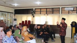 Kepala Dinas Sosial Kota Padang Heriza Syafani saat sosialisasi DTKS di Kecamatan Lubuk Kilangan, Kamis (12/10/2023). (Humas Dinsos Padang)