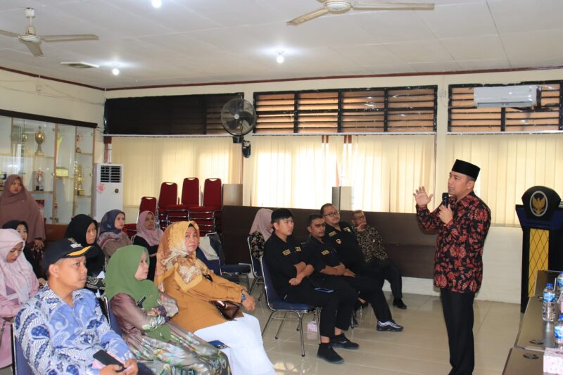Kepala Dinas Sosial Kota Padang Heriza Syafani saat sosialisasi DTKS di Kecamatan Lubuk Kilangan, Kamis (12/10/2023). (Humas Dinsos Padang)