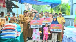 Wali Kota Padang Hendri Septa menyerahkan bantuan UEP bagi disabilitas dan lansia di Kecamatan Padang Barat, Senin (30/10/2023). (Prokopim Padang)