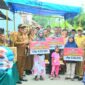 Wali Kota Padang Hendri Septa menyerahkan bantuan UEP bagi disabilitas dan lansia di Kecamatan Padang Barat, Senin (30/10/2023). (Prokopim Padang)