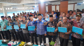 Wali Kota Padang Hendri Septa secara simbolis menyerahkan dana operasional RT/RW, imam masjid, kader PAUD dan kader Posyandu triwulan III 2023 se-Kecamatan Koto Tangah, Senin (2/10/2023). (Prokopim Padang)