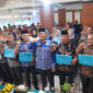 Wali Kota Padang Hendri Septa secara simbolis menyerahkan dana operasional RT/RW, imam masjid, kader PAUD dan kader Posyandu triwulan III 2023 se-Kecamatan Koto Tangah, Senin (2/10/2023). (Prokopim Padang)