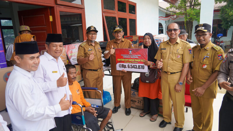 Wali Kota Padang Hendri Septa menyerahkan bantuan kepada warga di Kecamatan Luki, Senin (16/10/2023). (Prokopim Padang)