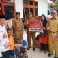 Wali Kota Padang Hendri Septa menyerahkan bantuan kepada warga di Kecamatan Luki, Senin (16/10/2023). (Prokopim Padang)