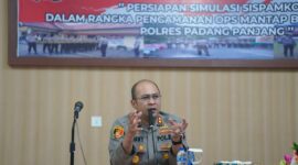 Kapolres Padang Panjang AKBP Donny Bramanto saat Rakor Sispamkota guna pengamanan Pemilu 2024, Rabu (4/10/2023). (Kominfo Padang Panjang)