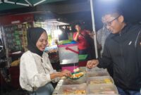 Wali Kota Padang Hendri Septa membeli jajanan kuliner di Pusat Kuliner Pantai Padang, Sabtu malam (7/10/2023). (Prokopim Padang)