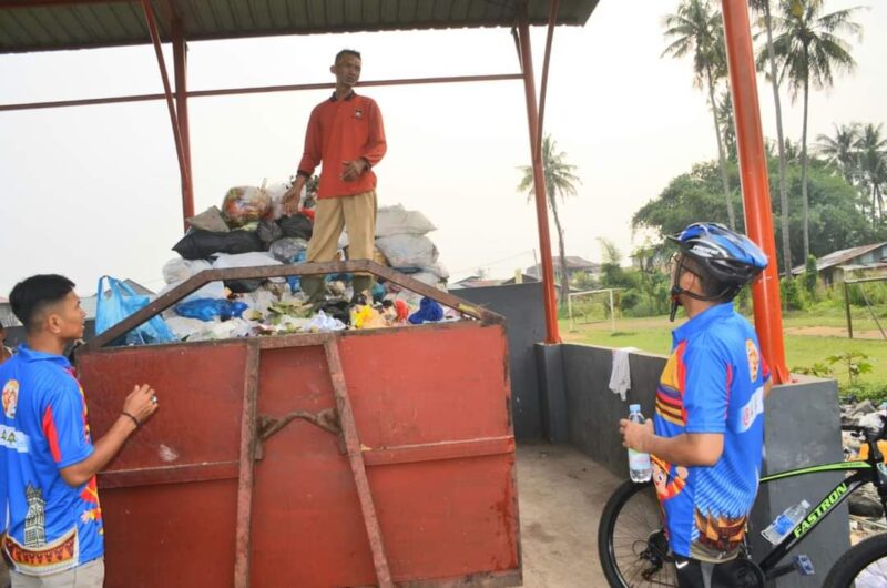 Wali Kota Padang Hendri Septa saat meninjau TPS di Kota Padang, Minggu (8/10/2023). (Prokopim Padang)