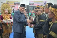 Gubernur Sumbar Mahyeldi saat menghadiri acara malewakan gala enam Pandeka Perguruan Silat Karang Indah Korong Kabun, Minggu (8/10/2023). (adpsb)