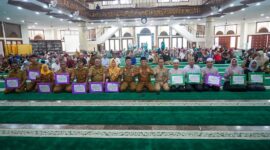Wali Kota Padang Hendri Septa saat penyerahan dana operasional di lingkungan Kecamatan Lubuk Kilangan, Senin (9/10/2023). (Prokopim Padang)