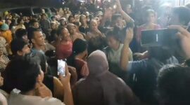 Penertiban PKL di Pantai Padang pada Jumat (13/10/2023) malam. (Diskominfo Padang)