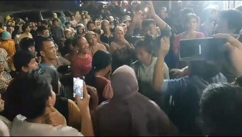 Penertiban PKL di Pantai Padang pada Jumat (13/10/2023) malam. (Diskominfo Padang)