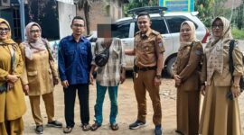 Dinas Sosial Kota Padang melakukan pendataan terhadap lansia terlantar, Senin (16/10/2023). (Dinsos Padang)