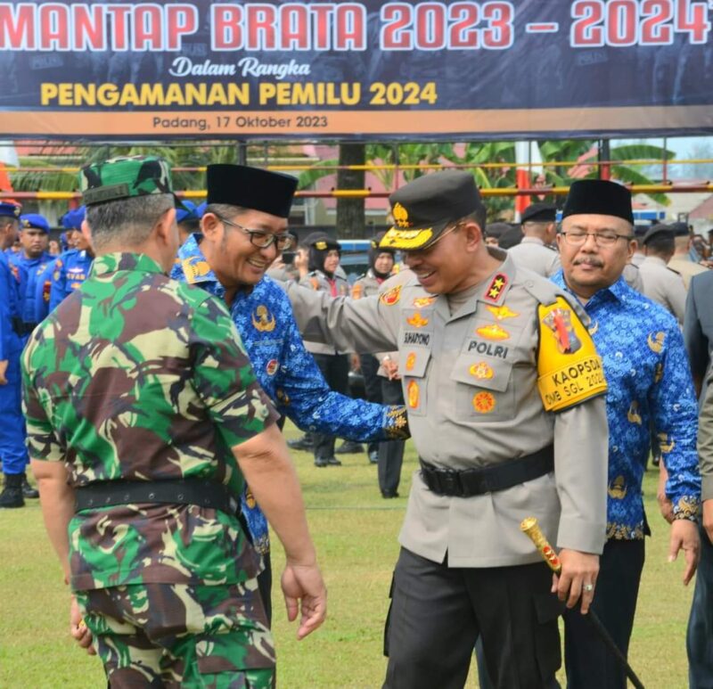 Wako Hendri Septa menghadiri Apel Gelar Pasukan Operasi Mantap Brata 2023-2024 di Lapangan Satbrimobda Polda Sumbar, Selasa (17/10/2023). (Prokopim Padang)