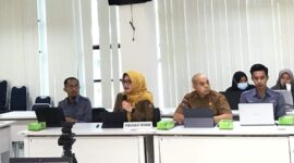 Kepala DPMPTSP Kota Padang Swesti Fanloni menjelaskan aplikasi Sinopen di Ruang Rapat Zuiyen Rais Balaikota Padang. (Diskominfo Padang)