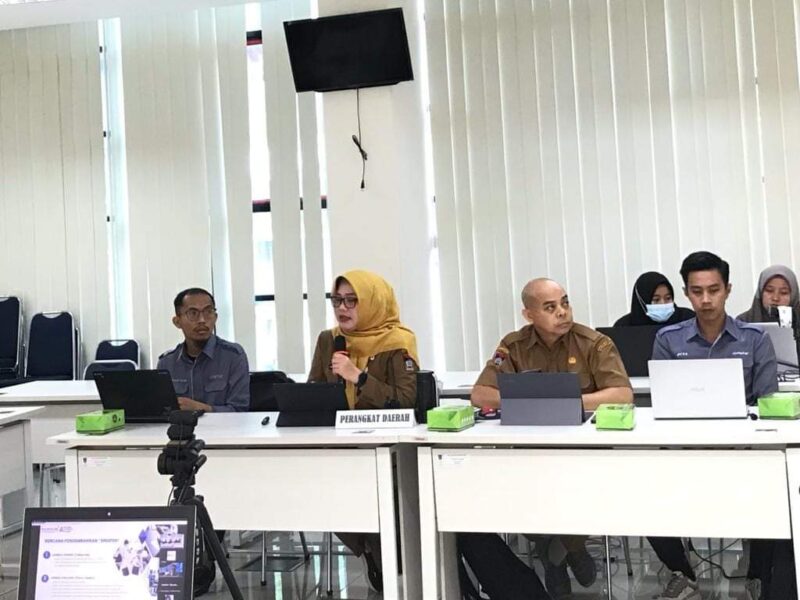 Kepala DPMPTSP Kota Padang Swesti Fanloni menjelaskan aplikasi Sinopen di Ruang Rapat Zuiyen Rais Balaikota Padang. (Diskominfo Padang)